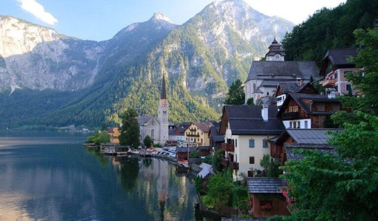 H λιμνούπολη που μοιάζει σαν να είναι βγαλμένη από παραμύθι