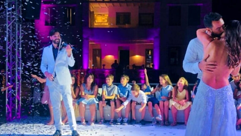 Γάμος Τανιμανίδη-Μπόμπα: Πήρε το μικρόφωνο και «εκτέλεσε» Κιάμο η Χριστίνα