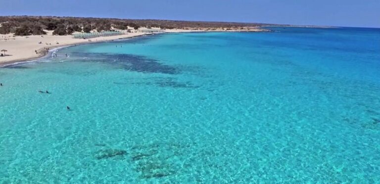 Tο μικροσκοπικό ελληνικό νησάκι με το κεδρόδασος, τα αμέτρητα κοχύλια, τα γαλάζια νερά και τις απέραντες αμμουδιές