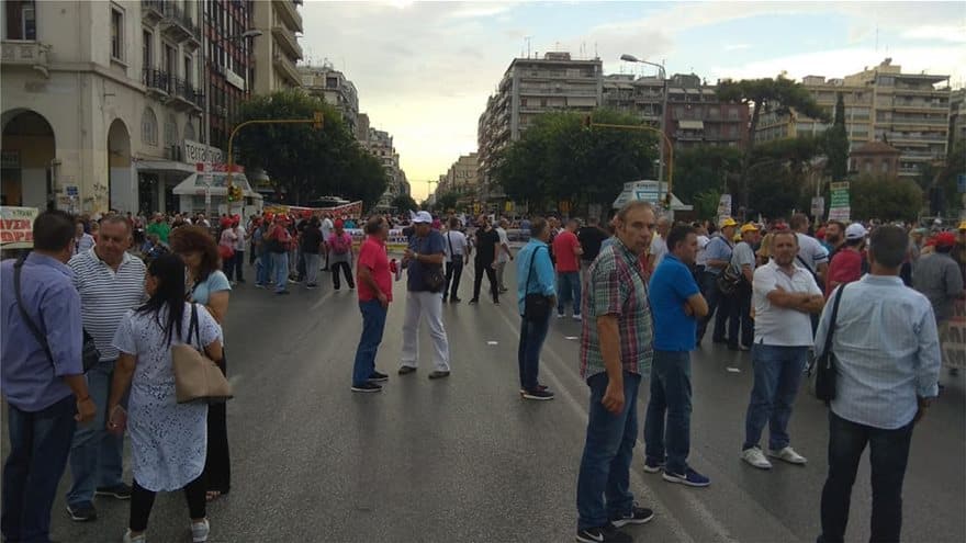 Θεσσαλονίκη: Γέμισε ελληνικές σημαίες για τη Μακεδονία η παραλιακή λεωφόρος 18 gsee-thes01
