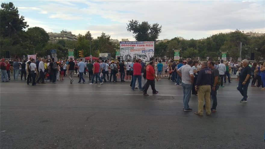 Θεσσαλονίκη: Γέμισε ελληνικές σημαίες για τη Μακεδονία η παραλιακή λεωφόρος 17 gsee-thes02