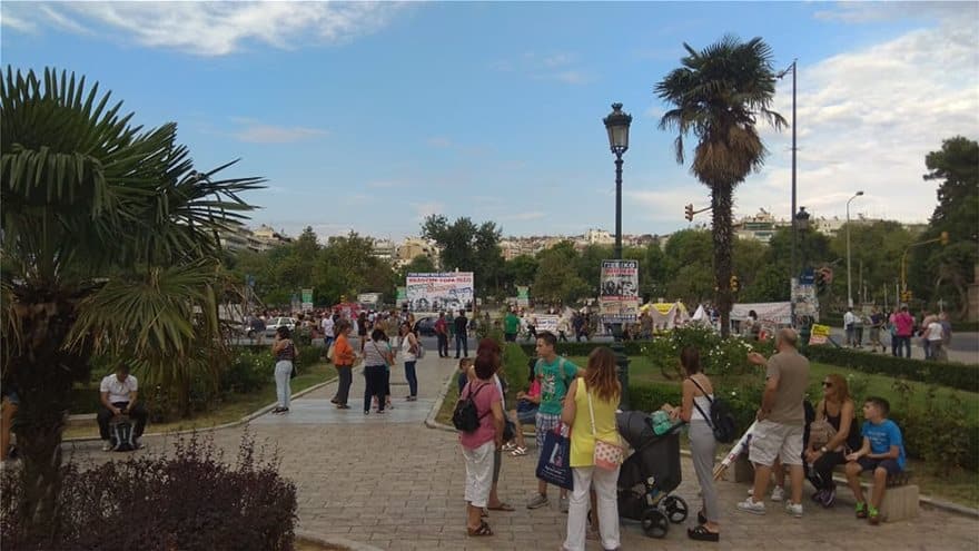 Θεσσαλονίκη: Γέμισε ελληνικές σημαίες για τη Μακεδονία η παραλιακή λεωφόρος 16 gsee-thes03