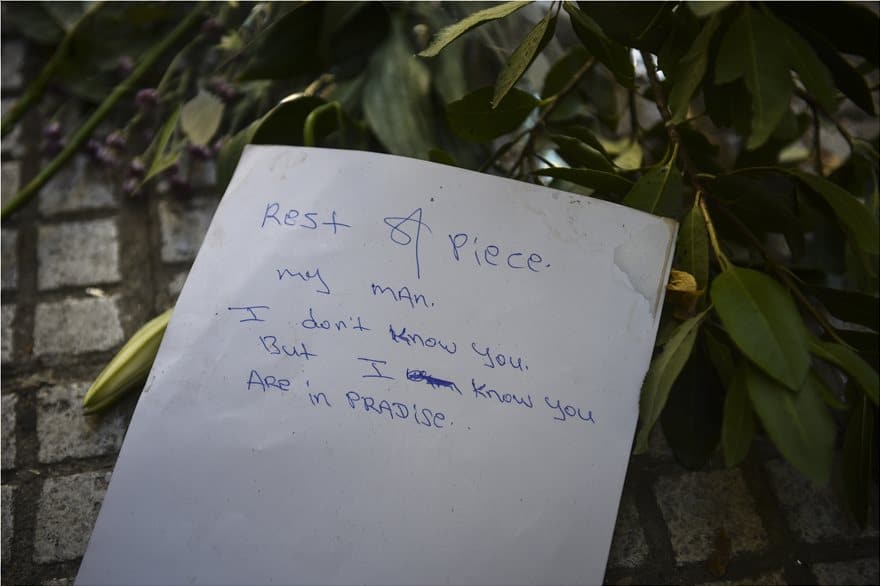 Συνθήματα, λουλούδια και «είμαστε όλοι Ζακ» έξω από το κοσμηματοπωλείο στην Ομόνοια 5 kostopoulos-sint-2