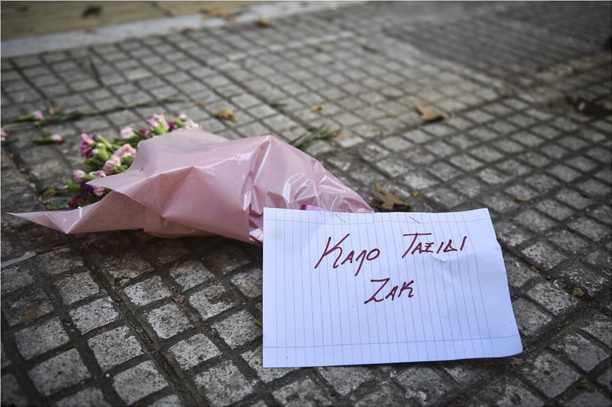 Συνθήματα, λουλούδια και «είμαστε όλοι Ζακ» έξω από το κοσμηματοπωλείο στην Ομόνοια 6 kostopoulos-sint-5