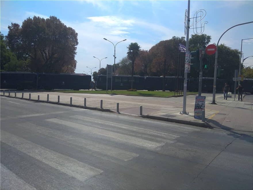 Θεσσαλονίκη: Γέμισε ελληνικές σημαίες για τη Μακεδονία η παραλιακή λεωφόρος 14 salonica-sigekntr-2