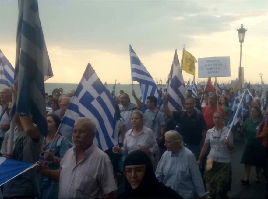 Θεσσαλονίκη: Γέμισε ελληνικές σημαίες για τη Μακεδονία η παραλιακή λεωφόρος 3 sillaltirio-makedonia-5