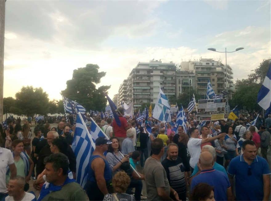 Θεσσαλονίκη: Γέμισε ελληνικές σημαίες για τη Μακεδονία η παραλιακή λεωφόρος 5 sillaltirio-makedonia-7