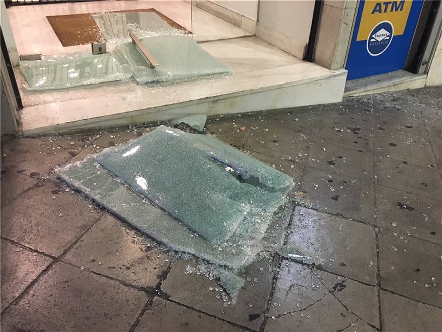 Bανδαλισμοί καταστημάτων στο κέντρο της Αθήνας στην πορεία για τον Ζακ Κωστόπουλο 10 spasimata01