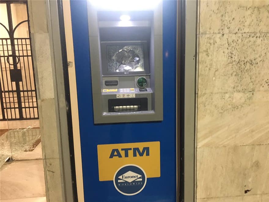 Bανδαλισμοί καταστημάτων στο κέντρο της Αθήνας στην πορεία για τον Ζακ Κωστόπουλο 12 spasimata03