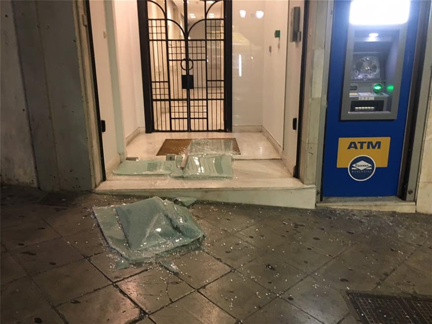 Bανδαλισμοί καταστημάτων στο κέντρο της Αθήνας στην πορεία για τον Ζακ Κωστόπουλο 13 spasimata04