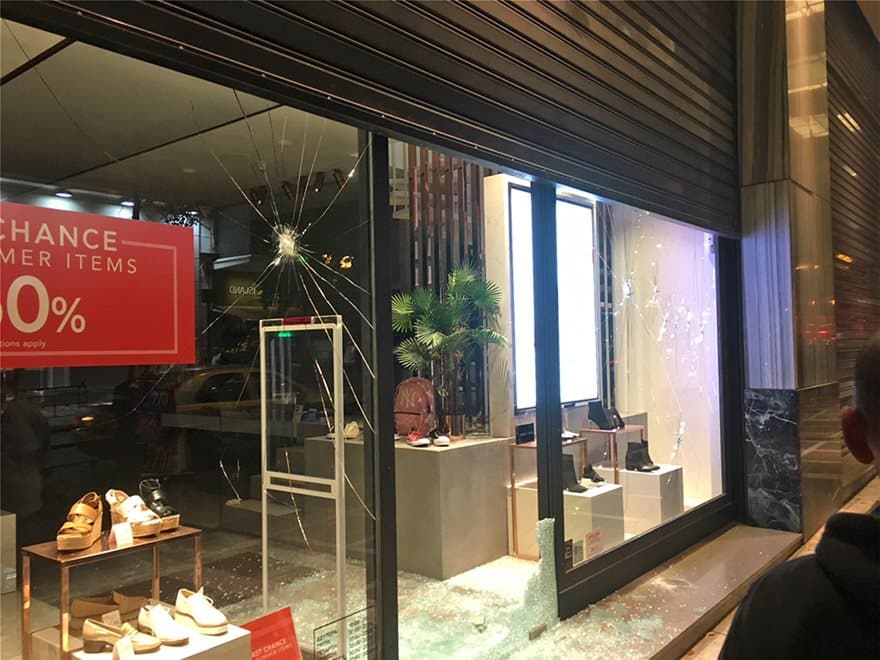 Bανδαλισμοί καταστημάτων στο κέντρο της Αθήνας στην πορεία για τον Ζακ Κωστόπουλο 8 spasimata05