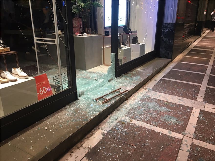 Bανδαλισμοί καταστημάτων στο κέντρο της Αθήνας στην πορεία για τον Ζακ Κωστόπουλο 7 spasimata06