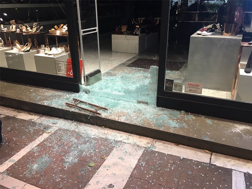 Bανδαλισμοί καταστημάτων στο κέντρο της Αθήνας στην πορεία για τον Ζακ Κωστόπουλο 6 spasimata07