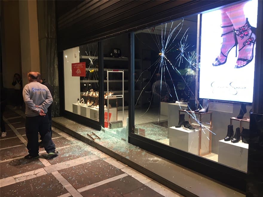 Bανδαλισμοί καταστημάτων στο κέντρο της Αθήνας στην πορεία για τον Ζακ Κωστόπουλο 5 spasimata08