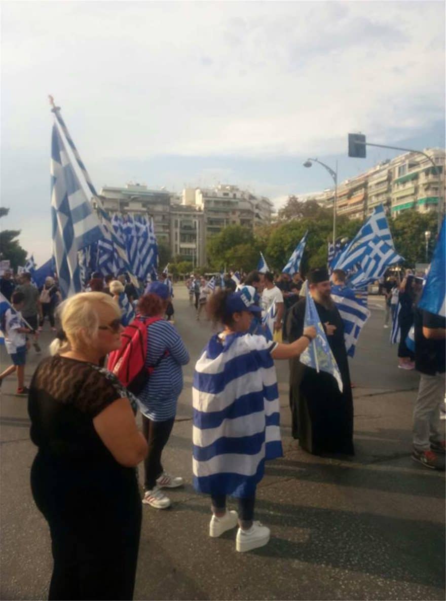 Θεσσαλονίκη: Γέμισε ελληνικές σημαίες για τη Μακεδονία η παραλιακή λεωφόρος 8 thessaloniki01