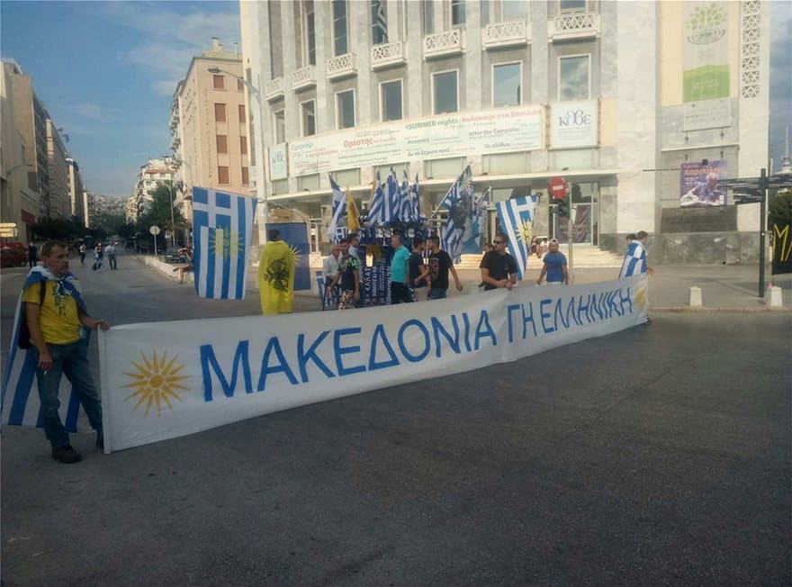 Θεσσαλονίκη: Γέμισε ελληνικές σημαίες για τη Μακεδονία η παραλιακή λεωφόρος 7 thessaloniki02