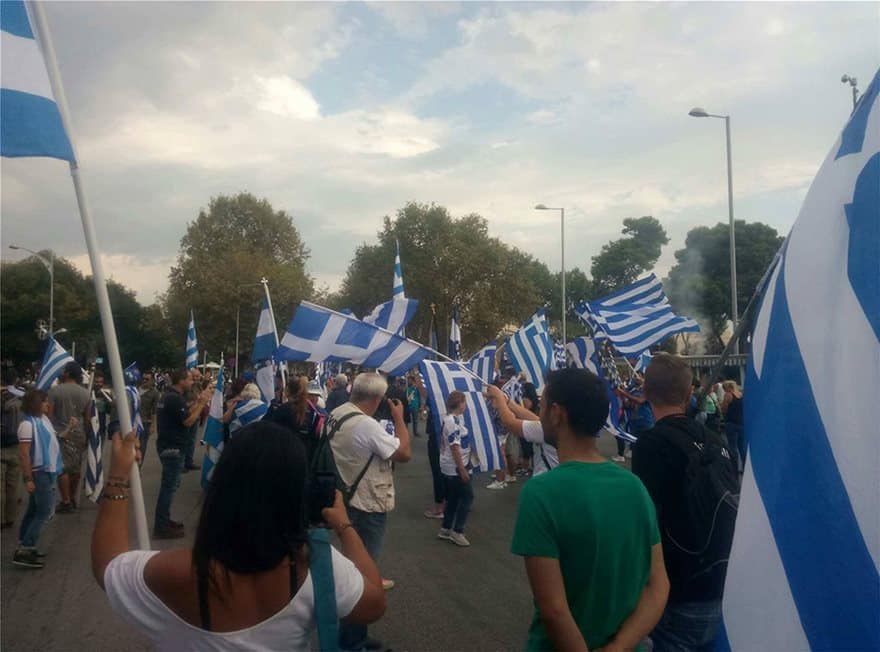 Θεσσαλονίκη: Γέμισε ελληνικές σημαίες για τη Μακεδονία η παραλιακή λεωφόρος 6 thessaloniki03