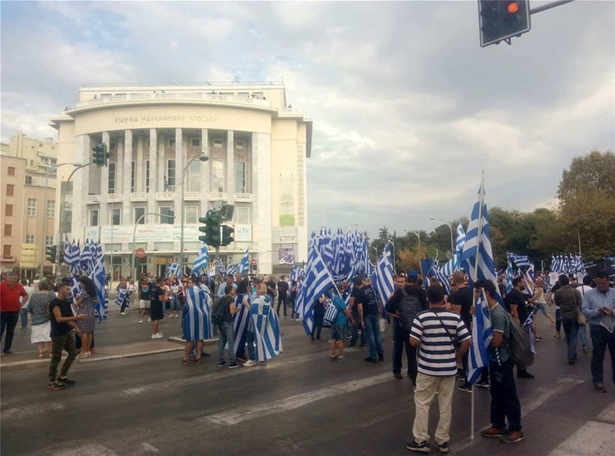 Θεσσαλονίκη: Γέμισε ελληνικές σημαίες για τη Μακεδονία η παραλιακή λεωφόρος 9 thessaloniki04