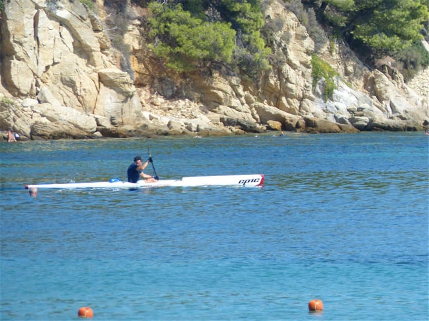 Η τούμπα του Γιώργου Παπανδρέου με το κανό στη Σκιάθο σε φωτογραφίες 16 touba16