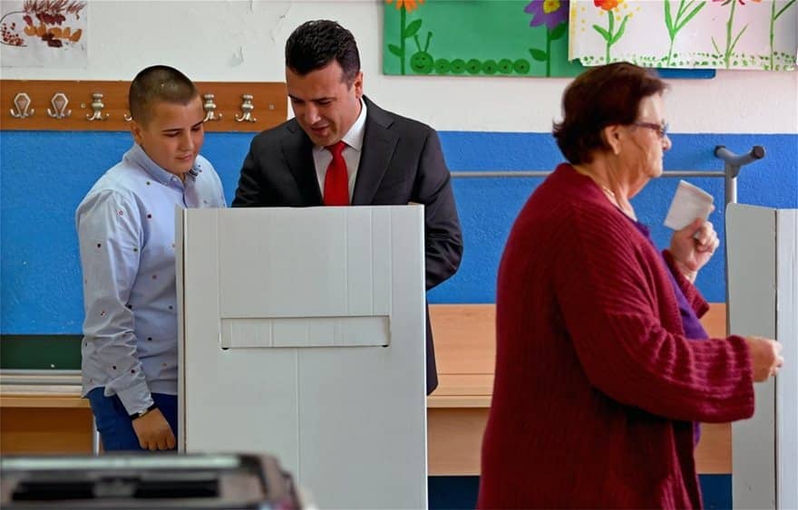 Kαταρρέει το Δημοψήφισμα στα Σκόπια - Λίγες ώρες πριν τελειώσει έχουν ψηφίσει μόλις το 22% 1 zaev_polling_station