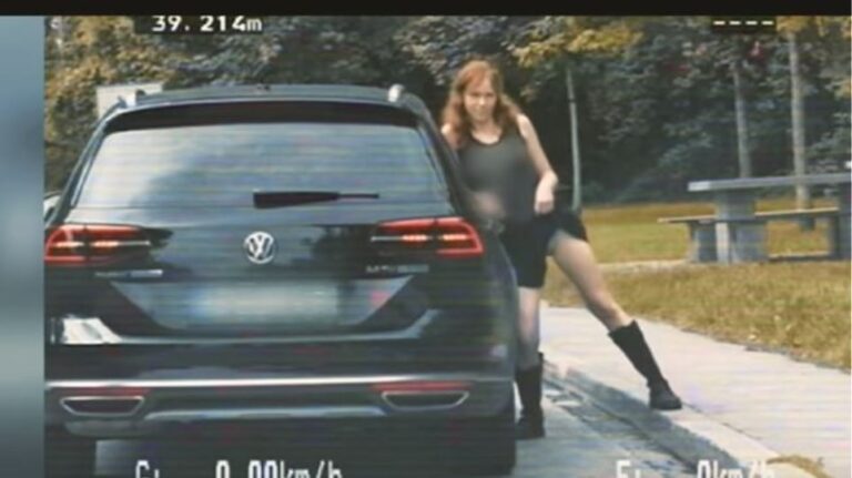 Γερμανίδα ηθοποιός έκανε «στριπτίζ» στη μέση του δρόμου και πλήρωσε πρόστιμο 1.200 ευρώ