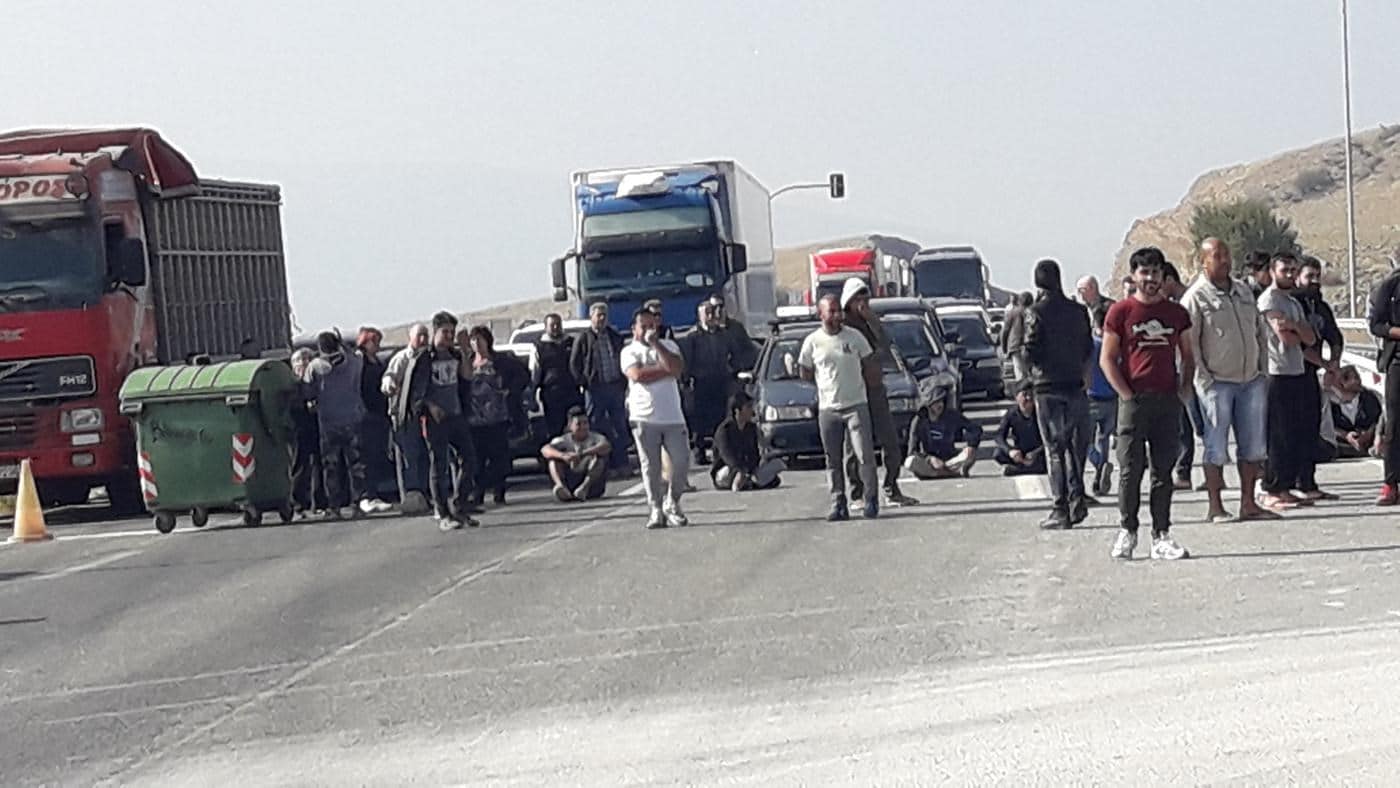 Μετανάστες έκλεισαν τον δρόμο στην Εθνική Οδό Λάρισας-Τρικάλων 0ef27595023defa036051c30c7ccb0f3