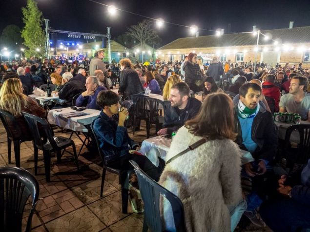 Συζήτηση, ποτό και φαγητό στο Φεστιβάλ