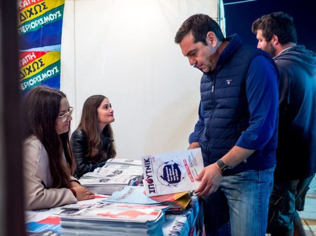 Φυσικά πέρασε από το επίσημο περίπτερο του Φεστιβάλ και χάζεψε το περιοδικό