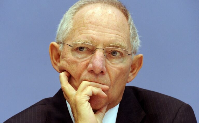 Σόιμπλε: «Κατηγορήθηκα ότι παρα-ήμουν γενναιόδωρος με την Ελλάδα»