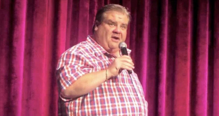 Ο απίθανος Ελληνοκαναδός κωμικός που βρίζει στα «Greeklish» και σαρώνει