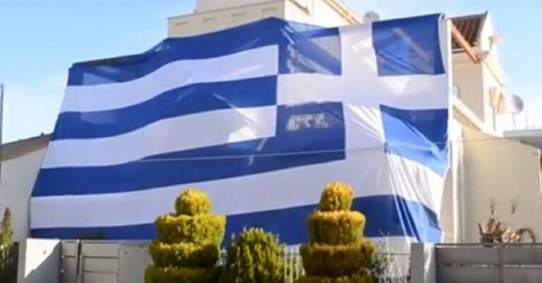 «Σκέπασε» το σπίτι του με ελληνική σημαία 140 τ.μ. – «Ψηλά το κεφάλι Έλληνες, βάλτε σημαίες στα σπίτια σας»