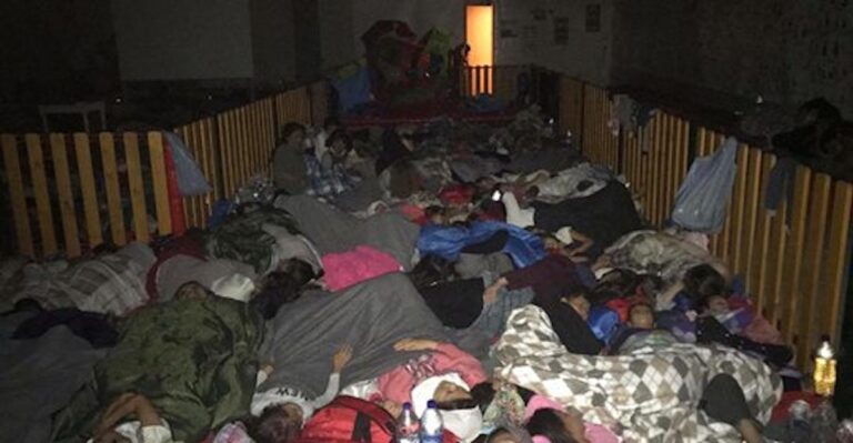 Την Κυριακή 300 γυναίκες και παιδιά κοιμήθηκαν σε παιδική χαρά λόγω βροχής στην Μόρια