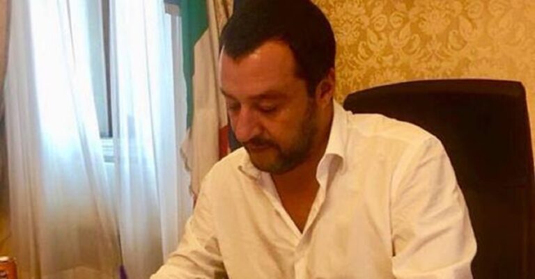 O Σαλβίνι έστειλε στο αεροπλάνο ιμάμη που καλούσε σε τρομοκρατικές ενέργειες στην Ιταλία