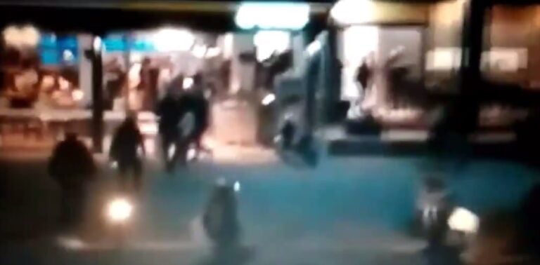 Άντρες των ΜΑΤ μπούκαραν σε καφετέρια στη Κέρκυρα και φωνάζαν «γ@μήστε τους»