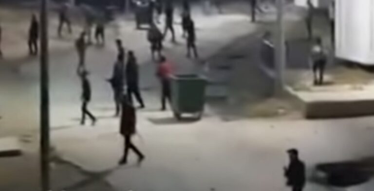 «Βουλιάζει» η χώρα: Πετροπόλεμος και μαχαιρώματα στο κέντρο προσφύγων στα Διαβατά