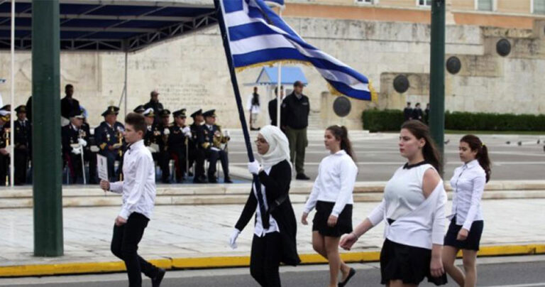 Υπουργείο Παιδείας σε σχολεία: «Σημαιοφόροι από κλήρωση και όχι από βαθμούς»