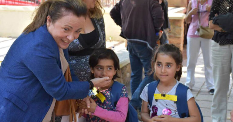 Χίος: Με μια τεράστια αγκαλιά υποδέχτηκαν σε σχολείο προσφυγόπουλα