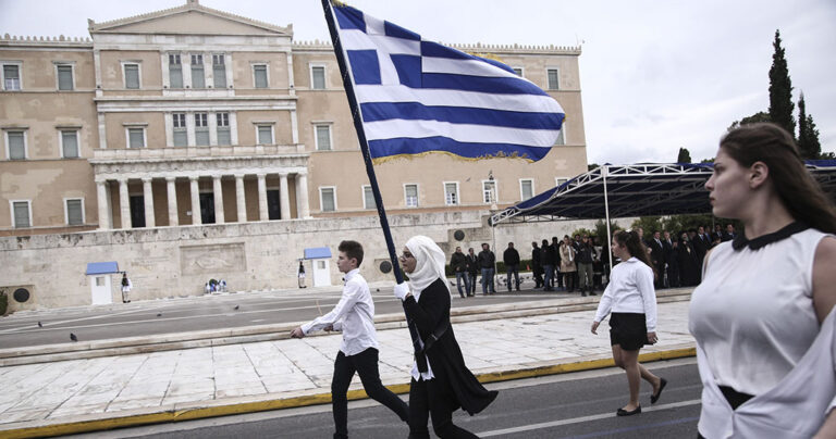 Συμφωνείτε με το να επιλέγεται ο σημαιοφόρος στα σχολεία μέσω κλήρωσης;