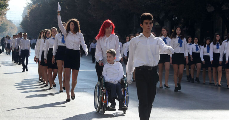 Θεσσαλονίκη: Συγκίνησε ο μαθητής ΑμεΑ στη μαθητική παρέλαση