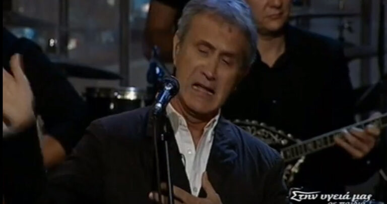 Στην υγεία μας ρε παιδιά: Ξέσπασε σε λυγμούς ο Νταλάρας – Χαστούκισε το μικρόφωνο