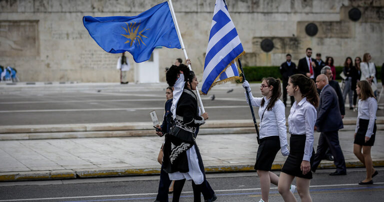 Γυναίκα παρέλασε μπροστά στη Βουλή με τη σημαία της Βεργίνας: «Προδότες, ντροπή σας»