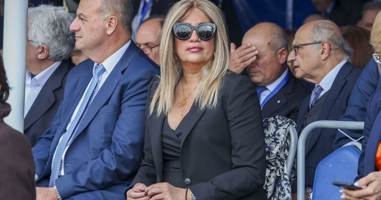 Σαν σταρ του σινεμά η Φώφη Γεννηματά στην φετινή παρέλαση