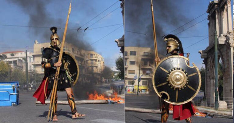 Άντρας εμφανίστηκε ντυμένος Σπαρτιάτης στα σημερινά επεισόδια στο συντάγμα
