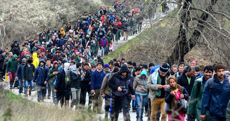 O ΣΥΡΙΖΑ ετοιμάζει 250.000 ελληνοποιήσεις αλλοδαπών για να προλάβουν να ψηφίσουν