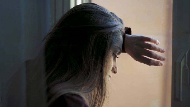 «Ήμουν 9 και τώρα είμαι 16. Κρύωσα, πείνασα, πόνεσα, έκλαψα. Η Ελλάδα πονάει. Τα παιδιά της πονάνε, καταλαβαίνεις;»