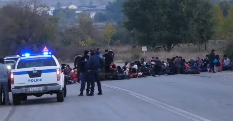 Mετανάστες μπλόκαραν ξανά την Εθνική Οδό στον Έβρο