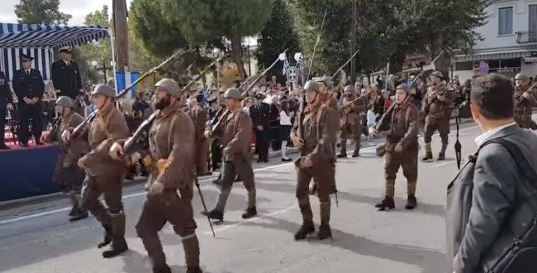 Κατερίνη: Έκαναν παρέλαση με τα αυθεντικά όπλα του 1940