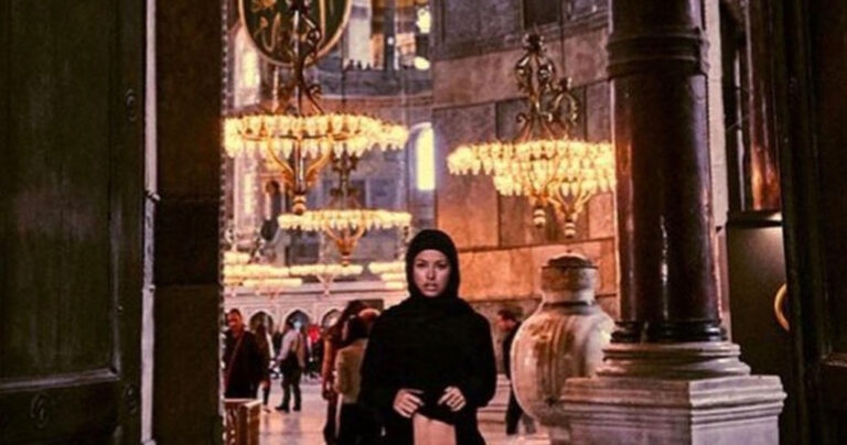 Μοντέλο έδειξε τα γεννητικά της όpγανα μέσα στην Αγιά Σοφιά φορώντας μπούργκα