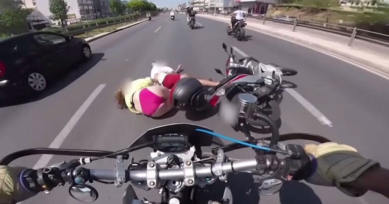 Ελληνίδα χωρίς κράνος και με μπικίνι πέφτει μαζί με τον οδηγό μηχανής σε δρόμο της Αθήνας