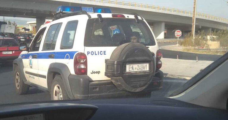 Περιπολικό της ΕΛ.ΑΣ. μεταφέρει αλλοδαπό κρατούμενο στο πορτμπαγκάζ